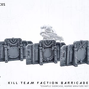 Puede incluir: Un conjunto de barricadas de plástico gris con diseños detallados, que incluyen calaveras, cadenas y emblemas. El texto "3X PIECES" es visible en la parte superior. El producto está etiquetado como "KILL TEAM FACTION BARRICADE SET".