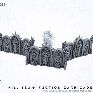 Puede incluir: Un conjunto de barricadas grises Kill Team Faction, con tres barricadas ornamentadas de estilo gótico. Cada barricada tiene tallas detalladas de calaveras, espadas y otros elementos góticos. El texto "3X PIECES" está incluido.
