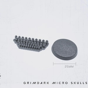 Könnte beinhalten: Ein graues Grimdark Micro Skulls Set, bestehend aus einer Ansammlung von Miniaturschädeln und einer 25 mm Basis. Geeignet für Miniatur-Wargaming oder Modellbau. Das Techno Heretek Logo ist sichtbar.