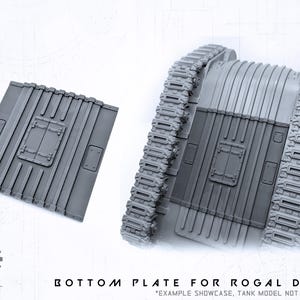 Puede incluir: Dos componentes de modelo de plástico gris. Uno es una placa rectangular con una escotilla central y ranuras paralelas. El otro es una estructura más grande, similar a un tanque, con orugas. El texto en la parte inferior dice "BOTTOM PLATE FOR ROGAL DORN".