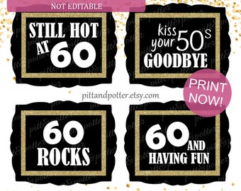 Puede incluir: Cuatro carteles imprimibles para una fiesta de cumpleaños de 60 años con purpurina dorada y fondos negros. Los carteles dicen "Still Hot at 60", "Kiss Your 50s Goodbye", "60 Rocks", y "60 and Having Fun".