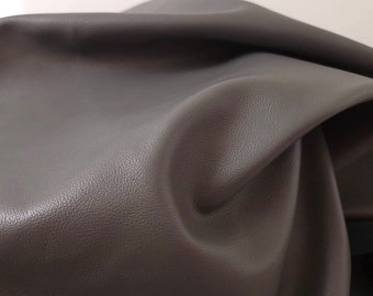 ブラウンの天然グレイン牛革。DIYクラフト、室内装飾、革工芸、革製品の裁断・縫製に最適な、本物のイタリア産牛革。