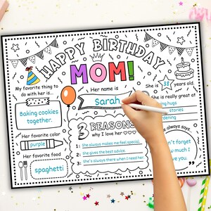 Puede incluir: Una p&aacute;gina para colorear en blanco y negro de Feliz Cumplea&ntilde;os Mam&aacute; con el texto "Happy Birthday Mom!" y "Sarah". La p&aacute;gina incluye indicaciones para completar cosas favoritas, colores y alimentos. Una mano sostiene un bol&iacute;grafo, rellenando los espacios en blanco.