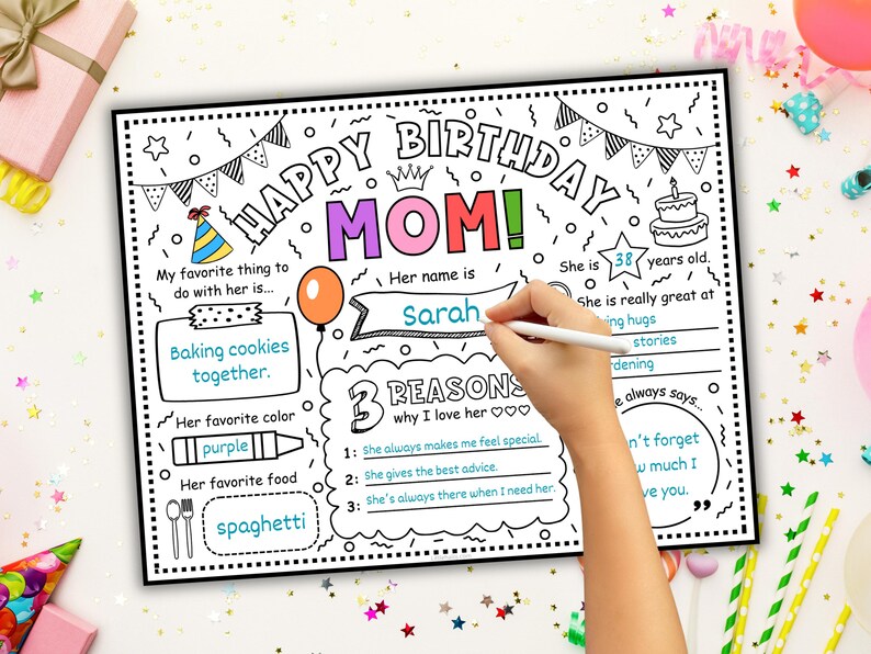 Puede incluir: Una p&aacute;gina para colorear en blanco y negro de Feliz Cumplea&ntilde;os Mam&aacute; con el texto "Happy Birthday Mom!" y "Sarah". La p&aacute;gina incluye indicaciones para completar cosas favoritas, colores y alimentos. Una mano sostiene un bol&iacute;grafo, rellenando los espacios en blanco.