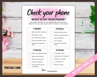 Puede incluir: Un juego imprimible con fondo de purpurina rosa. El juego se llama "Check your phone" y pide a los jugadores que encuentren artículos en su teléfono en 5 minutos. El juego está dividido en cuatro secciones: 1 punto, 2 puntos, 3 puntos y 4 puntos. Cada sección tiene una lista de artículos para encontrar en un teléfono.