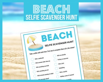 Pode incluir: Uma folha de papel branca com o texto "BEACH SELFIE SCAVENGER HUNT" em azul e branco. O papel tem uma lista de 10 itens para tirar uma selfie, como um castelo de areia, alguém mais alto que você e um pedaço de alga.