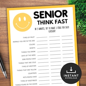 Puede incluir: Una hoja de juego imprimible titulada "Senior Think Fast" con un borde amarillo y una carita sonriente. El juego desafía a los jugadores a nombrar tres elementos para varias categorías, como frutas, animales y colores. Un bolígrafo negro y plateado descansa sobre la superficie de madera.