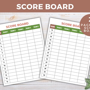 以下が含まれることがあります： 上部に「SCORE BOARD」という文字が入った2枚の白いスコアボードシート。各シートにはゲームのスコアを追跡するためのグリッドがあり、「TEAM 1」から「TEAM 5」までの列があります。シートは明るい木材の表面にあります。