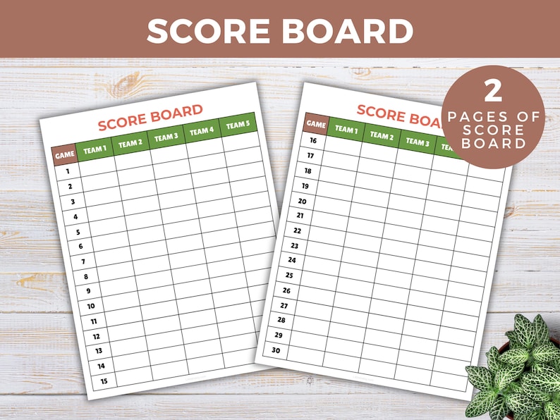 以下が含まれることがあります： 上部に「SCORE BOARD」という文字が入った2枚の白いスコアボードシート。各シートにはゲームのスコアを追跡するためのグリッドがあり、「TEAM 1」から「TEAM 5」までの列があります。シートは明るい木材の表面にあります。