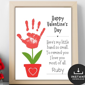 Op de afbeelding: Een printbare Valentijnskaart met een rode handafdruk in de vorm van een bloem in een rode pot. De kaart bevat de tekst "Gelukkige Valentijnsdag", "Hier is mijn kleine hand, zo klein. Om je eraan te herinneren dat ik van je hou boven alles." en "Ruby".
