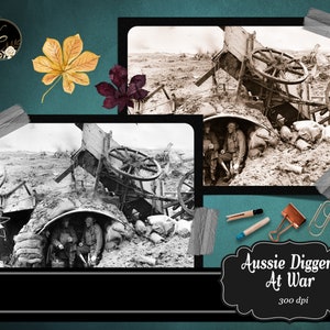 Può includere: Foto in bianco e nero di due soldati in una trincea durante la Prima Guerra Mondiale. I soldati sono seduti in un rifugio, con un carro di legno parzialmente visibile dietro di loro. La foto è intitolata "Aussie Diggers At War 300 dpi".