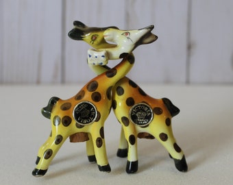 Vintage Victoria Ceramics Japan pair Anthropomorphic Entwined Anthropomorphic Giraffe Hug Kiss Salt And Pepper Shakers kitsch kitchen