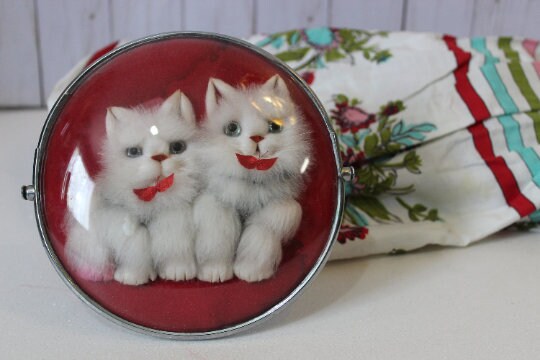 Vintage 50s Kitty Cat Kitten Espejo de mano Kitsch Kitschy Vanity 3D Piel de conejo en espejo de tocador de vidrio de burbuja convexo Pantalla de baño
