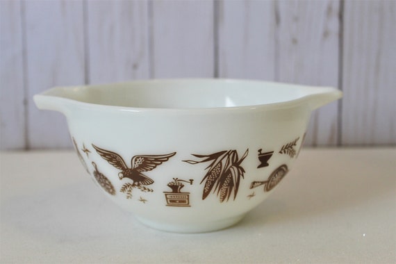 Early Americana Vintage Pyrex Nesting Mixing Bowl With Handles 441 1 1/2 PT  Brown White 