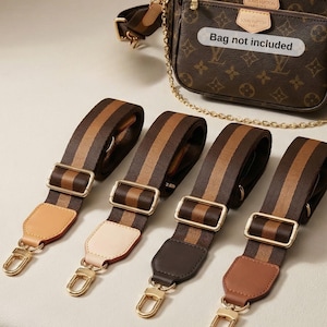Puede incluir: Cuatro correas de bolso a rayas marrones y beige con herrajes dorados. Cada correa tiene una pieza final de cuero de diferente color. Un bolso marrón con una cadena dorada está en el fondo. El texto en el bolso dice "Bag not included."