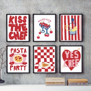 Puede incluir: Seis impresiones enmarcadas en negro con ilustraciones rojas, blancas y amarillas. Las impresiones presentan el texto "Kiss the Chef", "Pasta Party", "Yes Chef", "Dolce Vita" y un patrón a cuadros. La última impresión presenta un patrón a rayas rojas y blancas con un limón amarillo y una botella.