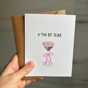 Eine TINI BIT OLDER Geburtstagskarte für Sie, Freund, Mutter, Schwester, niedlicher Espresso Martini mit rosa Schleifen-Geburtstagskarte, handgemachte A2-Karten