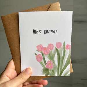 Tarjeta de cumpleaños con tulipán rosa para ella, amiga, mamá, hermana. Divertidas tarjetas de feliz cumpleaños con estética femenina. Tarjetas A2 hechas a mano de 4,25" x 5,5", cartulina.