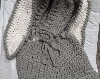 Sombrero y pantalón corto de conejo de ganchillo