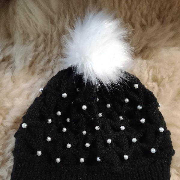 Bonnet Adulte Noir Laine mélangée avec perle verre nacrée, pompon fourrure synthétique blanc,