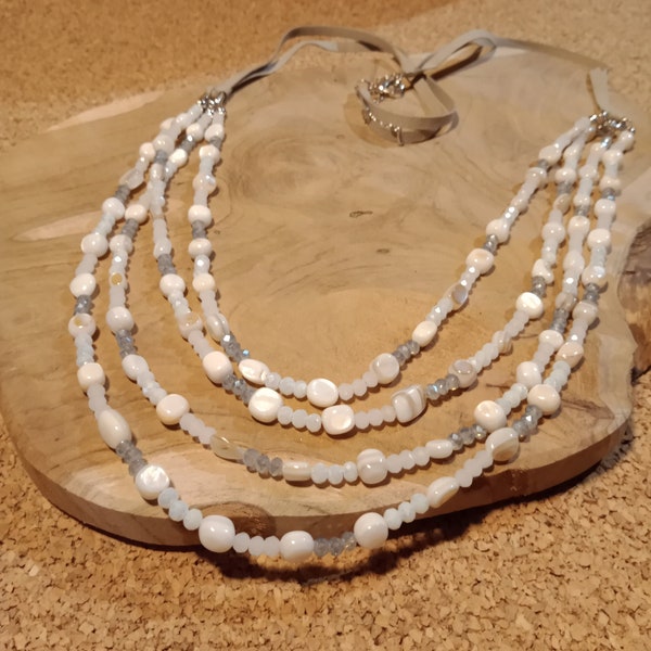 Collier Blanc sautoir 4 rangs perle verre sur un cordon de velours, fermoir mousqueton avec chaîne de rallonge. 90 cm longueur total