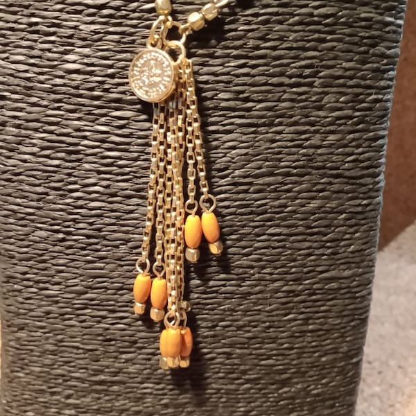 Collier perle orange et perle métal, sur chaîne fantaisie, fermoir mousqueton et chaînette de rallonge  Longueur 60 cm