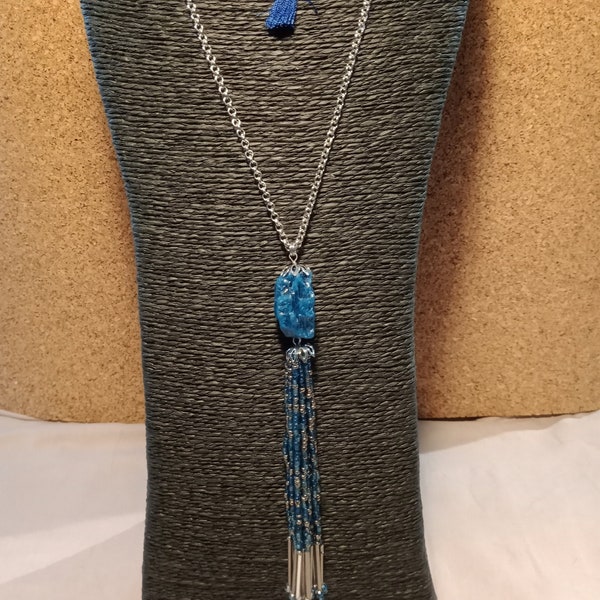 Collier Bleu "Lagon"  avec pompon en rocaille, perle acrylique, sur chaîne,