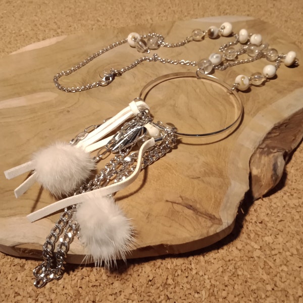 Collier perle de verre, de céramique et pompon fourrure synthétique blanc, sur chaîne fantaisie, anneau métal et pampilles chaînettes