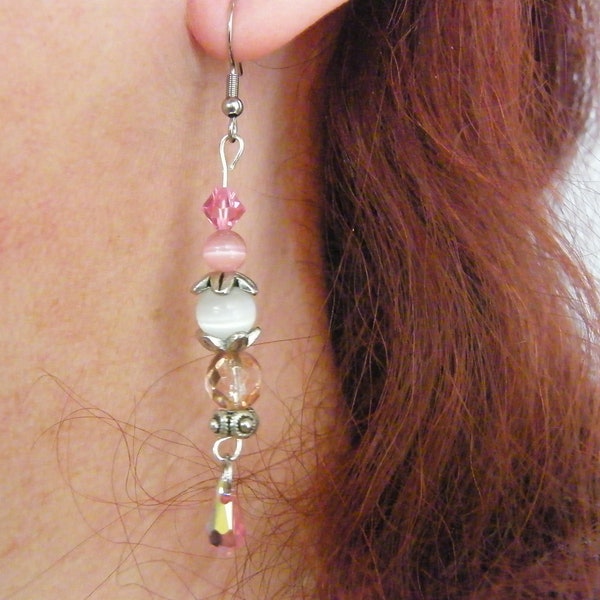 Boucle d'oreille goutte  rose et blanc, perle de verre, oeil de chat, perle en métal, "Catherine" 100 % fait mains