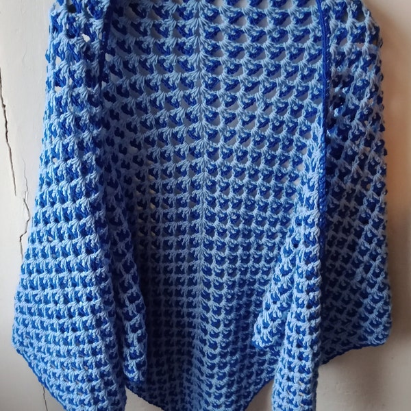 Châle bleu en laine mélangée, hauteur 100 cm, longueur 214 cm, 3 pompons avec perles,