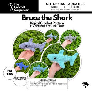K&ouml;nnte beinhalten: Digitales H&auml;kelmuster f&uuml;r eine Bruce the Shark Fingerpuppe und ein Pl&uuml;schtier. Das Bild zeigt mehrere geh&auml;kelte Haie in verschiedenen Blau- und Graut&ouml;nen mit dem Text "Bruce the Shark" und "No Sew".