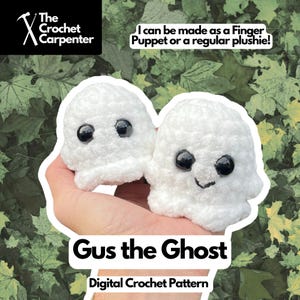 Op de afbeelding: Twee witte gehaakte spookknuffels met zwarte knoopogen en lachende gezichten. De tekst "Gus the Ghost" en "Digital Crochet Pattern" zijn zichtbaar. De afbeelding bevat ook de tekst "I can be made as a Finger Puppet or a regular plushie!"