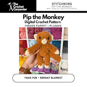 K&ouml;nnte beinhalten: Ein brauner Pl&uuml;schaffe mit wei&szlig;en Akzenten an Ohren, H&auml;nden und F&uuml;&szlig;en wird vor einem Regal mit farbenfrohem Garn gehalten. Der Text "Pip the Monkey Digital Crochet Pattern" ist sichtbar. Die W&ouml;rter "FINGER PUPPET + PLUSHIE" sind ebenfalls sichtbar.