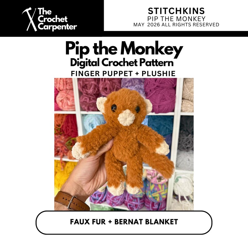 K&ouml;nnte beinhalten: Ein brauner Pl&uuml;schaffe mit wei&szlig;en Akzenten an Ohren, H&auml;nden und F&uuml;&szlig;en wird vor einem Regal mit farbenfrohem Garn gehalten. Der Text "Pip the Monkey Digital Crochet Pattern" ist sichtbar. Die W&ouml;rter "FINGER PUPPET + PLUSHIE" sind ebenfalls sichtbar.