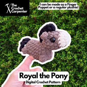 Può includere: Peluche a forma di pony all'uncinetto, marrone, nero e bianco. Il pony ha criniera e coda nere, con la faccia bianca. Il testo sull'immagine recita "Royal the Pony" e "Digital Crochet Pattern". Può essere realizzato come marionetta da dito.