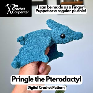 Può includere: Uno pterosauro all'uncinetto color blu ottanio con una finitura in filato testurizzato e un piccolo occhio in plastica nera. L'immagine include il testo: The Crochet Carpenter, I can be made as a Finger Puppet or a regular plushie!, Pringle the Pterodactyl, Digital Crochet Pattern.