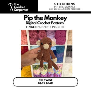 K&ouml;nnte beinhalten: Ein brauner H&auml;kelaffe als Fingerpuppe und Pl&uuml;schtier mit beigen Akzenten. Das Bild enth&auml;lt den Text "Pip the Monkey Digital Crochet Pattern" und "Big Twist Baby Bear". Der Hintergrund zeigt Regale mit farbenfrohem Garn.