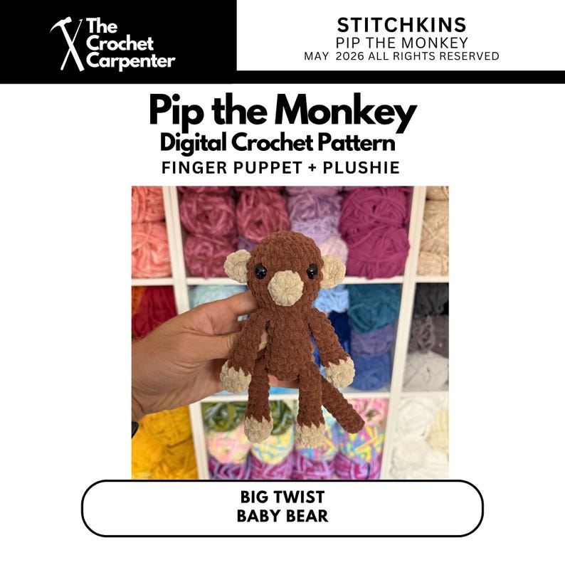 K&ouml;nnte beinhalten: Ein brauner H&auml;kelaffe als Fingerpuppe und Pl&uuml;schtier mit beigen Akzenten. Das Bild enth&auml;lt den Text "Pip the Monkey Digital Crochet Pattern" und "Big Twist Baby Bear". Der Hintergrund zeigt Regale mit farbenfrohem Garn.