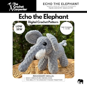 Puede incluir: Un juguete de amigurumi de elefante de crochet gris con detalles blancos en la trompa y las orejas. El juguete está sentado sobre una superficie de mimbre. La imagen incluye el texto "Echo the Elephant" y "Digital Crochet Pattern".