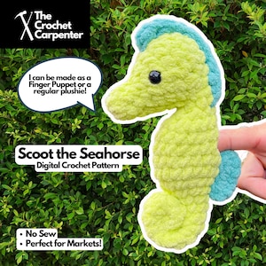 Puede incluir: Un peluche de caballito de mar tejido a ganchillo en tonos amarillo y turquesa. El caballito de mar tiene una textura suave y un ojo negro. El texto de la imagen dice "Scoot the Seahorse Digital Crochet Pattern" y "I can be made as a Finger Puppet or a regular plushie!"