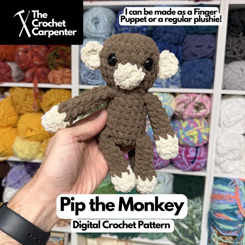 K&ouml;nnte beinhalten: Geh&auml;keltes Affenpl&uuml;schtier in Braun- und Cremet&ouml;nen mit schwarzen Augen. Der Text "Pip the Monkey" und "Digital Crochet Pattern" sind zu sehen. Das Logo "The Crochet Carpenter" befindet sich oben links. Der Affe kann als Fingerpuppe oder als normales Pl&uuml;schtier hergestellt werden.