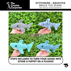 K&ouml;nnte beinhalten: Vier geh&auml;kelte Hai-Spielzeuge in Grau- und Blaut&ouml;nen werden vor einem gr&uuml;nen Hintergrund mit Bl&auml;ttern gezeigt. Der Text "STITCHKINS - AQUATICS BRUCE THE SHARK" ist oben. Der Text "STEPS INCLUDED TO TURN YOUR SHARK INTO EITHER A PUPPET OR A PLUSHIE!" ist ebenfalls enthalten.