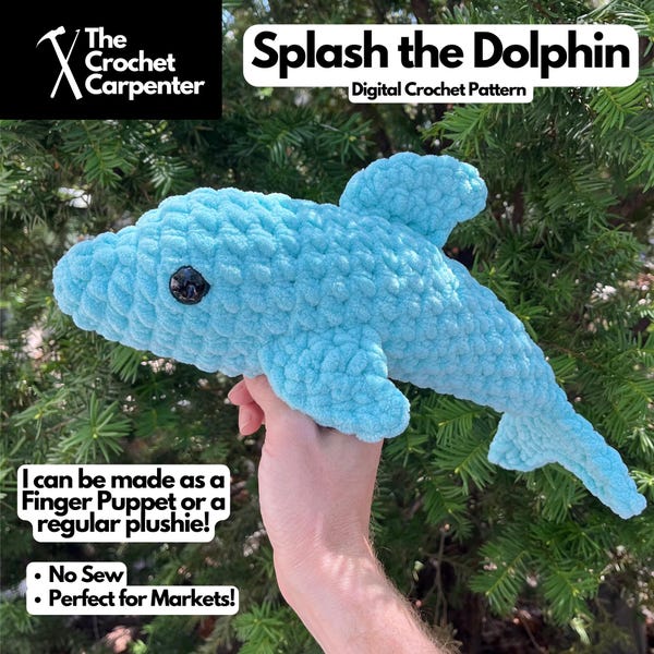 Könnte beinhalten: Ein hellblau gehäkelter Delfin mit einem schwarzen Knopfauge. Der Text "Splash the Dolphin" und "Digital Crochet Pattern" sind zu sehen. Der Text "I can be made as a Finger Puppet or a regular plushie!" ist ebenfalls sichtbar.