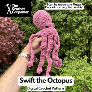 Può includere: Un peluche a forma di polpo lavorato all'uncinetto color rosa polvere con una testa arrotondata e otto tentacoli pendenti. Il testo sull'immagine recita: The Crochet Carpenter, I can be made as a Finger Puppet or a regular plushie!, Swift the Octopus, Digital Crochet Pattern.
