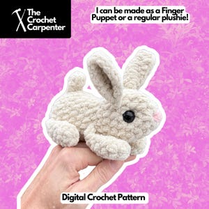 Peut inclure: Un lapin en crochet de couleur crème avec des yeux noirs et un nez rose. L'image comprend le texte "I can be made as a Finger Puppet or a regular plushie!" et "Digital Crochet Pattern."