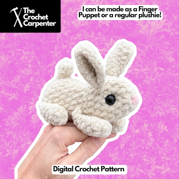Könnte beinhalten: Ein cremefarbenes Häschen aus Häkelarbeit mit schwarzen Augen und einer rosa Nase. Das Bild enthält den Text "I can be made as a Finger Puppet or a regular plushie!" und "Digital Crochet Pattern."