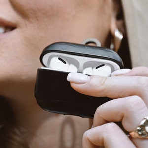 ブラック AirPods レザーカバー、高級 Airpod 1 2 3 4 ケース キーチェーン、彼女や彼へのかわいいカスタム AirPods Pro ケースギフト、AirPods Pro 1 2 ケース