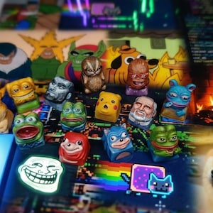 Puede incluir: Una colección de pequeñas teclas de teclado esculpidas y coloridas que presentan varios personajes de memes de Internet, incluidos Pepe la rana, Pikachu, Doge y otros rostros estilizados, dispuestos sobre una superficie con imágenes digitales.