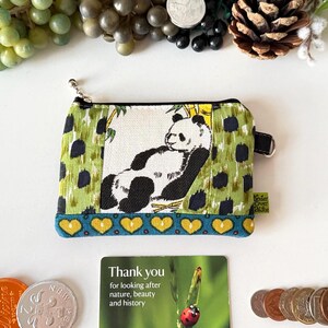 Handgemaakte Boho-portemonnee met slapende panda, patchwork met atomische hartjes, en een gewatteerde beschermhoes van gerecycled veganistisch suède.