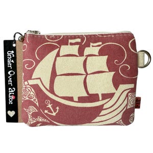 Cartera vegana con diseño de velero rosa oscuro, tela de gamuza estampada a mano de Designers Guild Doe, accesorio de viaje, color personalizable.
